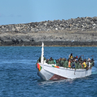 Imagen de un reciente operativo de auxulio de Salvamento Marítimo en el puerto de La Restinga, en El Hierro, a un cayuco. EFE/ Gelmert Finol