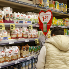 El aumento reiterado de los precios de los alimentos en 2023, de hasta el 10 % en la cesta de la compra, supuso un alza en el presupuesto que los españoles dedican a comer y beber hasta los 2.732 euros por persona, un 5,8 % más que el año anterior, según el informe de consumo alimentario presentado este viernes por el ministro de Agricultura, Pesca y Alimentación, Luis Planas. EFE/Luis Tejido