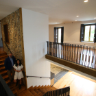 El alcalde de Camponaraya, Eduardo Morán, y la arquitecta Itziar Quirós, en las escaleras interiores de la Casa Ucieda-Osorio.