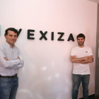 Alberto Cerrillo, ceo de la empresa, junto a Javier Oliver y Guillermo Marqués, miembros de Vexiza en su sede en León.
