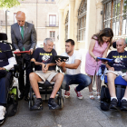 El alcalde de León, José Antonio Diez, presenta la app sobre la ciudad para recaudar fondos a favor de la ELA acompañado de Urbano González, de la Asociación de Afectados de Esclerosis Lateral Amiotrófica de León