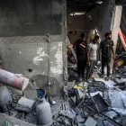 Palestinos en una vivienda destrozada por un ataque israelí en Al-Maghazi. EFE/EPA/MOHAMMED SABER