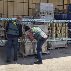 La Guardia Civil de Valencia ha inmovilizado 80 toneladas de aceitunas y encurtidos y ha detenido al gerente de la empresa en que se producían por un delito contra la salud pública y otro relativo al mercado y a los consumidores, ya que usaban productos no aptos para el consumo humano. EFE/GUARDIA CIVIL/SOLO USO EDITORIAL/SOLO DISPONIBLE PARA ILUSTRAR LA NOTICIA QUE ACOMPAÑA (CRÉDITO OBLIGATORIO)