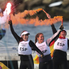 Támara Echegoyen, junto a sus compañeras Sofía Toro y Ángela Pumariega, celebran el oro conseguido en la clase Match Race Elliott 6 de los Juegos de Londres 2012, disputado en Weymouth, Reino Unido. EFE/Olivier Hoslet
