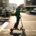 Imagen de archivo en la que un joven circula por el centro de Barcelona con un patinete eléctrico. EFE/Enric Fontcuberta