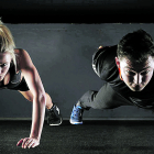 Una mujer  y un hombre realizan ejercicio intenso.
