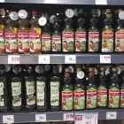 Imagen de archivo de unas botellas de aceite de oliva en un supermercado de Madrid. EFE/ Fernando Alvarado