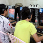 Imagen de archivo que muestra a unos niños jugando frente a la pantalla de un ordenador.
                        EFE/Rungroj Yongrit