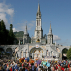 Un grupo de peregrinos ante la basílica de Lourdes. EFE/Guillaume Horcajuelo