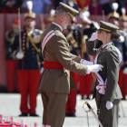 Felipe VI impone la banda a la princesa de Asturias, su hija Leonor, durante la ceremonia en la que le entregó su despacho de alférez tras un año en Zaragoza, este miércoles. EFE/ Javier Cebollada