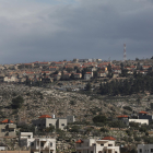 Foto de archivo del asentamiento judío de Elon Moreh desde la localidad palestina de Der Al Hatab, cerca de la ciudad cisjordana de Nablus. EFE/ Alaa Badarneh
