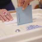 Una persona vota en la segunda vuelta de las elecciones parlamentarias francesas en un colegio electoral en Marsella, sur de Francia. EFE/EPA/TERESA SUÁREZ