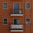 Un vecino de una finca denuncia la existencia de un apartamento turístico ilegal en Madrid. EFE/J.J.Guillen