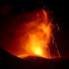 Erupción del volcán Etna vista desde cerca de Fornazzo, isla de Sicilia, Italia, durante la noche del 4 al 5 de julio de 2024. EFE/ORIETTA SCARDINO