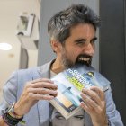 El escritor Manel Loureiro, ganador del Premio Fernando Lara 2024 por su novela 'Cuando la tormenta pase', ha asegurado que "la suerte existe y es real, pero somos dueños y esclavos de nuestros propios actos" en una entrevista con EFE . EFE/ Javier Cebollada