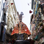 Miles de personas han vuelto a congregarse en las calles de Pamplona este domingo, 7 de julio, para honrar a San Fermín, en el día grande de las fiestas. EFE/Villar López