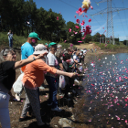 Los descendientes de los pobladores de los pueblos sumergidos lanzaron pétalos al agua.