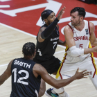 El alero de España Rudy Fernández (d) con el balón ante los jugadores de Bahamas, Kentwan Smith (i) y Buddy Hield (c), durante la final del preolímpico que España y Bahamas disputan este domingo en Valencia. EFE/Kai Forsterling