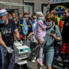 Una niña evacuada del hospital infantil de Kiev atacado por Rusia, en el que murieron cuatro menores, el 8 de julio de 2024. EFE/EPA/VLADISLAV MUSIIENKO