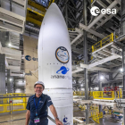 El director general de la Agencia Espacial Europea (ESA), Josef Aschbacher, junto al nuevo cohete europeo Ariane 6. Fotografía facilitada por la ESA. EFE
