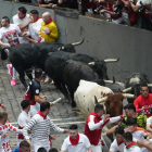Mozos son perseguidos por toros de Victoriano del Río en el tercer encierro de los Sanfermines este martes, en Pamplona. EFE/Ainhoa Tejerina
