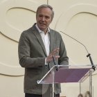 El presidente del Gobierno de Aragón, Jorge Azcón, este martes en el Coso Alto de Huesca. EFE/ Javier Blasco