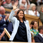 La ex campeona de Wimbledon, Conchita Martínez, de España, saluda antes de tomar asiento en la cancha central antes del inicio del partido en el Campeonato de Wimbledon, Gran Bretaña. EFE/EPA/ADAM VAUGHAN