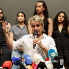 El compositor y productor teatral español Nacho Cano ofrece una rueda de prensa tras quedar en libertad provisional este martes después de declarar ante la Policía por la supuesta contratación ilegal de inmigrantes para el espectáculo musical 'Malinche', que se representa en Madrid. EFE/Mariscal
