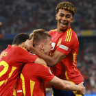 Daniel Olmo y Lamine Yamal celebran el 2-1 durante el partido de semifinales de la Eurocopa de fútbol que España y Francia disputan este martes en Múnich.  EFE/EPA/CLEMENS BILAN