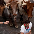 Los toros de la ganadería de Fuente Ymbro a su paso por la Cuesta de Santo Domingo en el cuarto encierro de los Sanfermines este miércoles en Pamplona. EFE/Sergio Martín