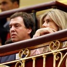 Imagen de archivo de David Sánchez, hermano del presidente del gobierno en la tribuna de invitados del Congreso junto a Begoña Gómez. EFE/Ballesteros