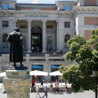 Monumento a Francisco de Goya en la calle de Felipe IV, frente al Museo del Prado. EFE/Isabel Jinpeng