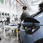 Imagen de archivo de un trabajador en una fábrica dedicada al diseño y fabricación de cargadores para coches eléctricos. EFE/Quique García