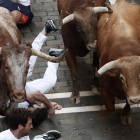 Los toros de la ganadería de Domingo Hernández Martín a su paso por la calle Estafeta, en el quinto encierro de los Sanfermines este jueves en Pamplona. EFE/Jesús Diges