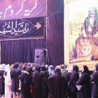 Decenas de mujeres asisten a una ceremonia de luto del tercer imán de los chiíes, Husein, en el norte de Teherán. EFE/Aydin Shayegan