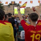 MELILLA, 09/07/2024.- Cientos de melillenses han celebrado de manera eufórica este martes el pase de España a la final de la Eurocopa 2024 tras vencer por 2-1 a la selección francesa. EFE/Giner