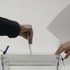 Foto de archivo de un ciudadano deposita su voto en un colegio electoral. EFE/Andreu Dalmau
