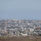 Edificios destruidos dentro de Gaza vistos desde el lado israelí de la frontera con la Franja de Gaza, sur de Israel, 11 de julio de 2024. Más de 37.000 palestinos y más de 1.400 israelíes han muerto, según el Ministerio de Salud palestino y las Fuerzas de Defensa de Israel (FDI), desde que militantes de Hamás lanzaron un ataque contra Israel desde la Franja de Gaza el 7 de octubre de 2023 y las operaciones israelíes en Gaza. y Cisjordania, que le siguió. EFE/EPA/ABIR SULTAN