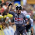 El corredor belga Jasper Philipsen (Alpecin-Deceuninck), se impone al esprint en la 13a etapa del Tour de Francia 2024, de 165 km, entre Agen y Pau. (Ciclismo, Francia) EFE/EPA/GUILLAUME HORCAJUELO