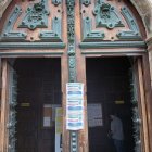 Carteles en varios idiomas en la puerta de La Encina.