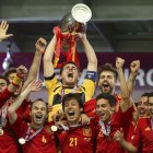 El guardameta de la selección española de fútbol Iker Casillas (c), levanta el trofeo que acredita a su equipo como vencedor de la Eurocopa 2012 tras la final disputada ante Italia en el estadio Olímpico de Kiev, Ucrania, el 1 de julio de 2012. España ganó 4-0. EFE/Srdjan Suki