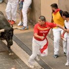 Los mozos perseguidos por los toros de la ganadería sevillana de Miura durante el último encierro de los Sanfermines 2024, este domingo, en Pamplona. EFE/Sergio Martín