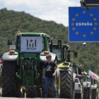 Imagen de archivo de la autopista AP-7 en La Jonquera (Girona) cuando fue cerrada al tráfico en dirección a Francia por las protestas de agricultores españoles y de aquel país. EFE/David Borrat