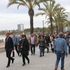Imagen de archivo con numerosas personas caminando por el Paseo de Colón junto a la playa de Levante de Salou.EFE/Jaume Sellart