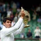 Carlos Alcaraz levanta el trofeo de ganador de Wimbledon, el segundo ya para el tenista español en su carrera. Y seguido.