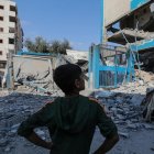 Nuseirat Camp (Gaza).- Ciudadanos palestinos inspeccionan una escuela de Naciones Unidas bombardeada por Israel este domingo. EFE/EPA/MOHAMMED SABER