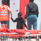 Imagen de archivo de un niño rescatado con un grupo de inmigrantes por Salvamento Marítimo de una embarcación y trasladado a un puerto de Canarias. EFE/Carlos de Saá