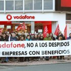 Imagen de archivo de un grupo de trabajadores de Vodafone a las puertas de una tienda de la compañía en A Coruña para protestar por un ERE planteado por la empresa. EFE/Cabalar