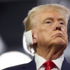 El candidato presidencial republicano y expresidente Donald Trump con una venda en la oreja derecha tras el atentado del sábado pasado. EFE/ Allison Dinner