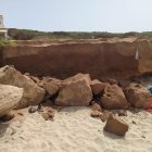 Vista del lugar donde un padre de 47 años y una bebé de dos meses han resultado heridos por un desprendimiento de rocas en la playa de Es Cupinà, en la isla de Formentera./SOLO USO EDITORIAL/SOLO DISPONIBLE PARA ILUSTRAR LA NOTICIA QUE ACOMPAÑA (CRÉDITO OBLIGATORIO)